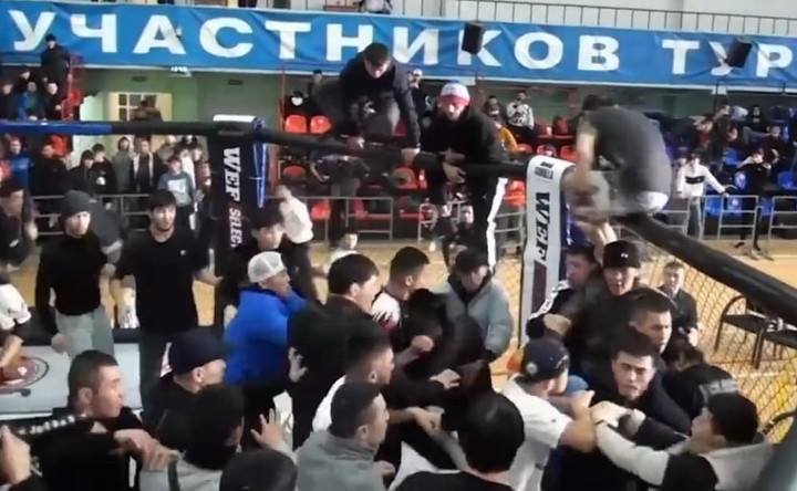 Vyhrotený záver MMA zápasu. Päťdesiat ľudí sa tĺklo v klietke